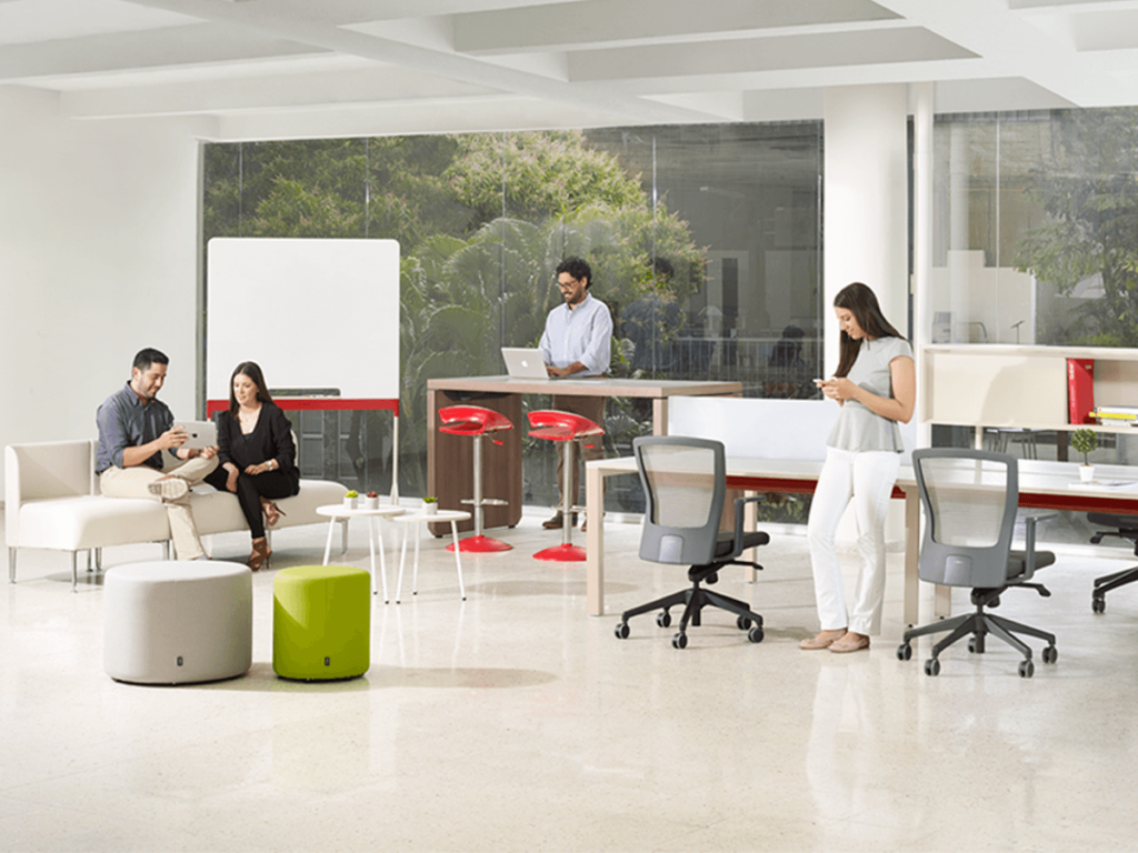 Espacio de trabajo ergonómico con buena iluminación